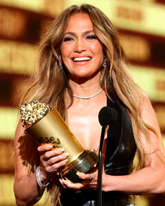 Дженнифер Лопес поблагодарила тех, «кто лгал и разбил ей сердце» на церемонии вручения премии MTV Movie & TV Awards 2022